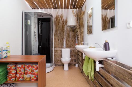 A bathroom at Rastlinky.sk Greenhouse Guestrooms