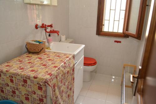 un bagno con lavandino e WC di Villa Rosa - ai piedi dell'Etna a Brucoli
