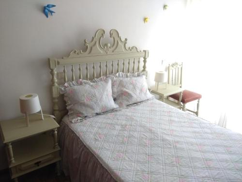een slaapkamer met een groot bed en 2 nachtkastjes bij Apartamento Soares in Vila do Conde