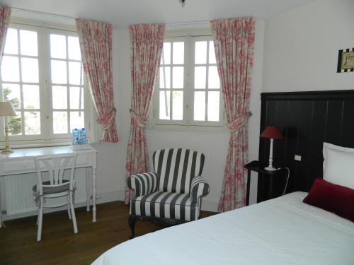 a bedroom with a bed and a desk and a chair at Bed & Breakfast Het Zilte Zand - luxe ontbijt - gratis parking - Westende Middelkerke in Middelkerke