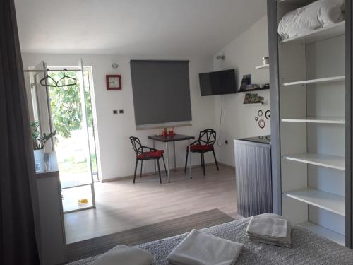 een kamer met een tafel en stoelen bij Studio Apartman Splash in Pješčana Uvala