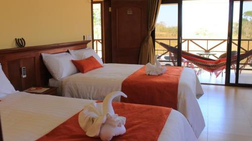 a hotel room with two beds with swans on them at Pocri Country Resort in Aguadulce