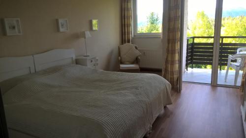 フェルラッハにあるFerienwohnung Mosteckyのベッドルーム1室(ベッド1台付)、スライド式ガラスドアが備わります。