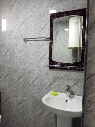 夏克班提維的住宿－Magnito，一间带水槽和镜子的浴室