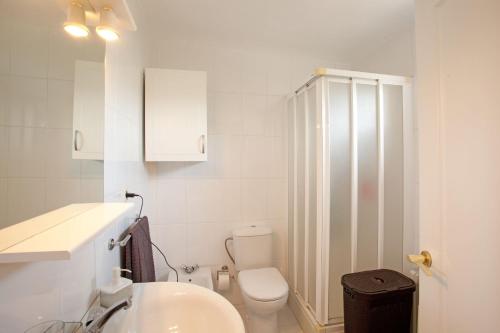 マルベーリャにあるCoronado Studio Marbesaの白いバスルーム(トイレ、シャワー付)