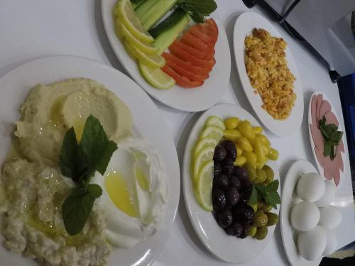 cuatro platos de comida con diferentes tipos de verduras en Virginia Hotel, en Amán