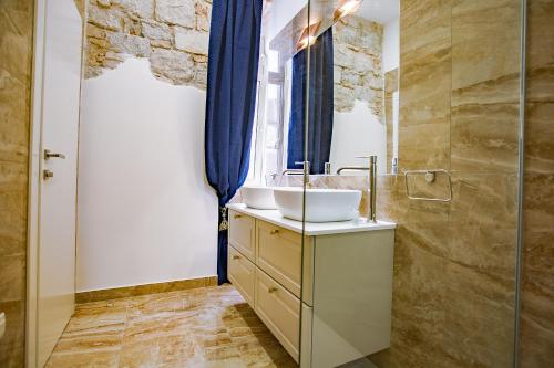 スプリトにあるBest4Stay Luxury Roomsの洗面台と鏡のあるバスルーム