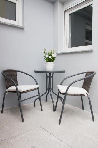 two chairs and a table with a vase on it at Casa d'Avó in Porto