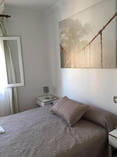 カディスにあるPunta Kikaのベッドルーム1室(ベッド1台付)が備わります。壁に絵が飾られています。