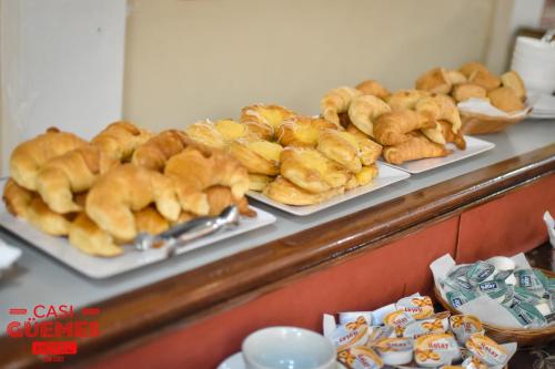 een buffet met gebakjes en andere gerechten bij Casi Guemes Hotel in Cordoba