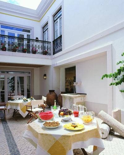 una mesa con platos de comida en un edificio en Casa da Alcacova - Santarém, en Santarém