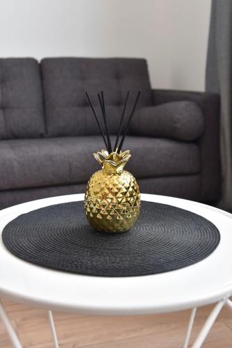 a gold pineapple sitting on top of a table at Au Studio 36 Arras avec parking privé in Arras
