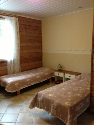 En eller flere senger på et rom på Hiiden Kämppäkartano iso vuokramökki lähellä Tiilikan kansallispuistoa