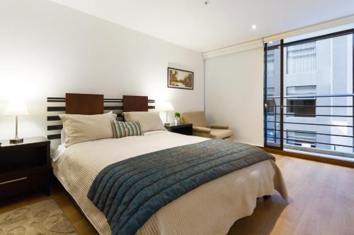 Cama o camas de una habitación en Suites Metropoli Bristol Parc