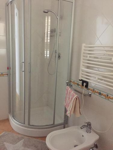 Nebida的住宿－Appartamento "Magnifica vista sul mare"，带淋浴和盥洗盆的浴室