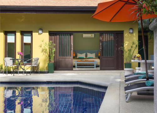 สระว่ายน้ำที่อยู่ใกล้ ๆ หรือใน Palm View Villa