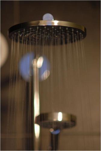 a shower head with water dripping from it at Bed & Breakfast Het Zilte Zand - luxe ontbijt - gratis parking - Westende Middelkerke in Middelkerke