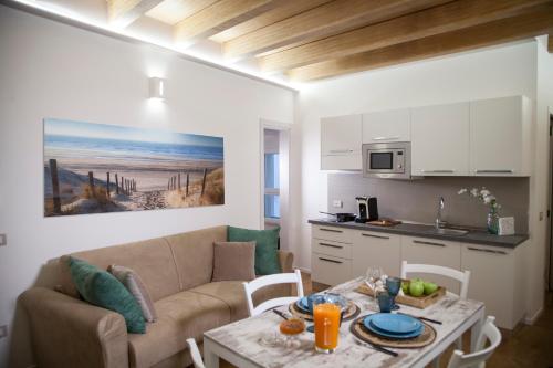 una sala de estar con un sofá y una mesa en Le Dimore Di Puglia - Palazzo Pinto, en Monopoli