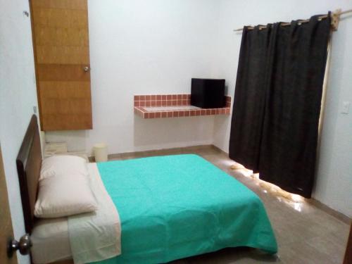 Cette petite chambre comprend un lit et une fenêtre. dans l'établissement Airport Sleepy Inn, à Cancún
