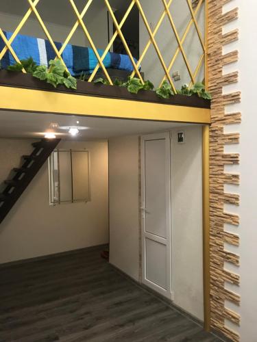 um quarto com uma varanda com uma porta e plantas em Pastera apartments. em Odessa