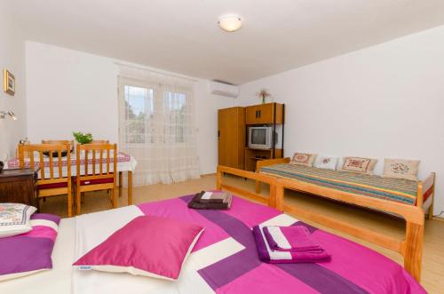 ein Wohnzimmer mit 2 Betten und eine Küche in der Unterkunft Apartment Maslina in Vodice