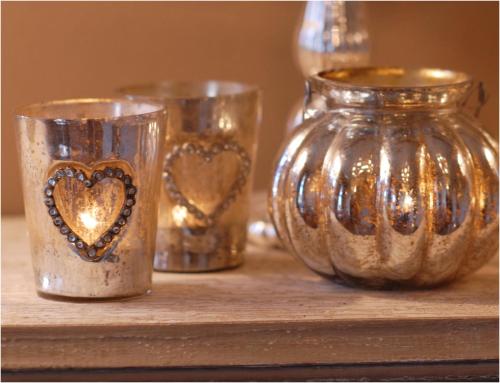 three glass cups with hearts on a wooden table at Bed & Breakfast Het Zilte Zand - luxe ontbijt - gratis parking - Westende Middelkerke in Middelkerke