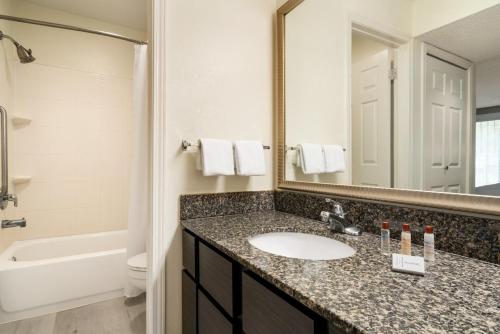Ένα μπάνιο στο Hawthorn Suites by Wyndham Tinton Falls