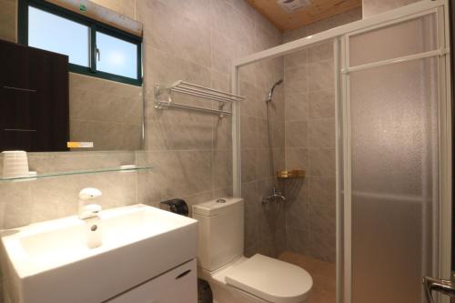 uma casa de banho com um WC, um lavatório e um chuveiro em Rgb em Hualien