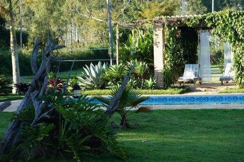 Taman di luar Brotas Lodge