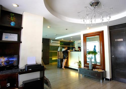 Ο χώρος του λόμπι ή της ρεσεψιόν στο Fersal Hotel Neptune Makati