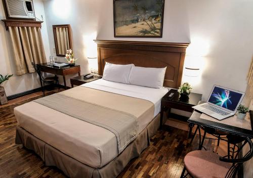 A bed or beds in a room at Fersal Hotel - P. Tuazon Cubao