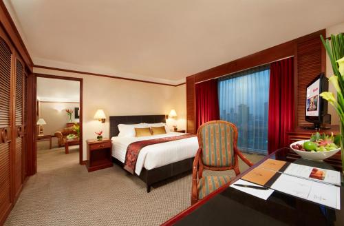 Kama o mga kama sa kuwarto sa Millennium Hotel Sirih Jakarta