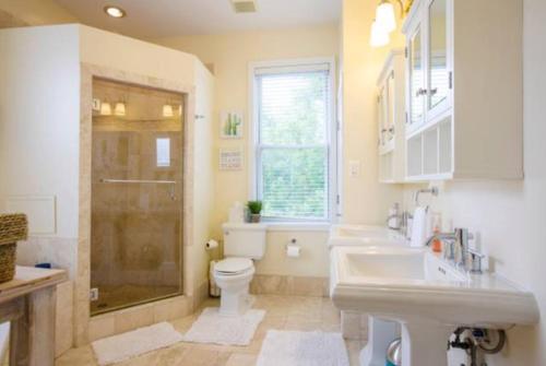 uma casa de banho com um WC, um lavatório e um chuveiro em Convention Center/Logan Circle Large Cozy House. em Washington