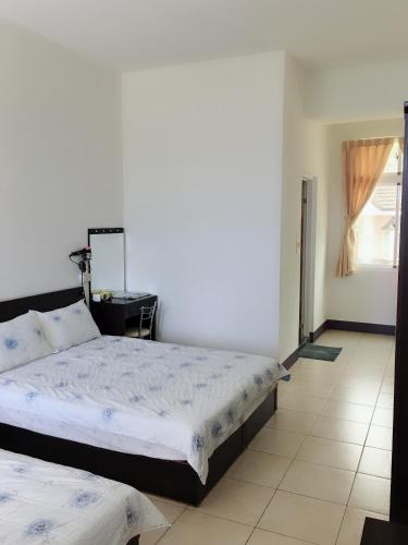 a bedroom with two beds and a window at Yuli Sun Homestay in Yuli