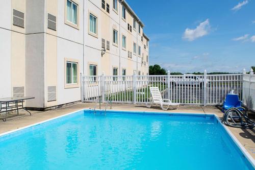 a swimming pool in front of a building at Motel 6-Seymour, IN - North in Seymour
