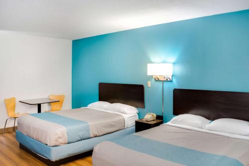 Pokój hotelowy z 2 łóżkami i niebieską ścianą w obiekcie Motel 6-Richmond, IN w mieście Richmond