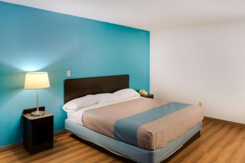 Ένα ή περισσότερα κρεβάτια σε δωμάτιο στο Motel 6-Richmond, IN