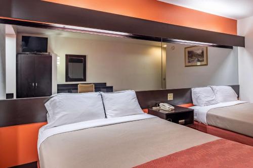 A bed or beds in a room at Motel 6 Chattanooga Downtown