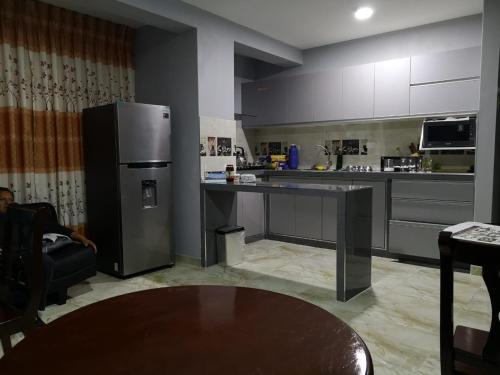 钦博特Hotel Real Chimbote的配有冰箱和桌子的厨房