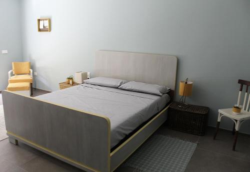 sypialnia z dużym łóżkiem w pokoju w obiekcie il gabbiano giallo w mieście Fano