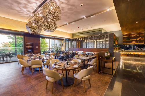 a restaurant with tables and chairs and a bar at Hyatt Regency Andares Guadalajara in Guadalajara