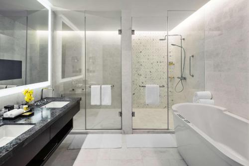 uma casa de banho branca com uma banheira e um chuveiro em Jabal Omar Hyatt Regency Makkah em Meca