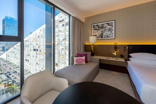 Habitación de hotel con cama y ventana grande en Hyatt Regency Andares Guadalajara en Guadalajara