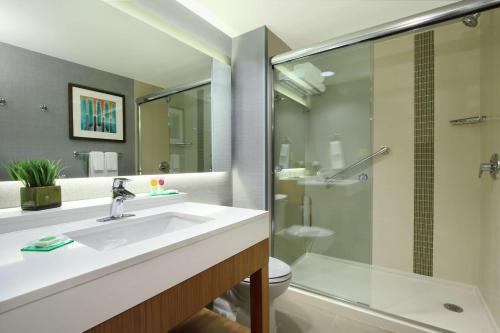 y baño con lavabo y ducha. en Hyatt Place Houston NW Vintage Park, en Houston