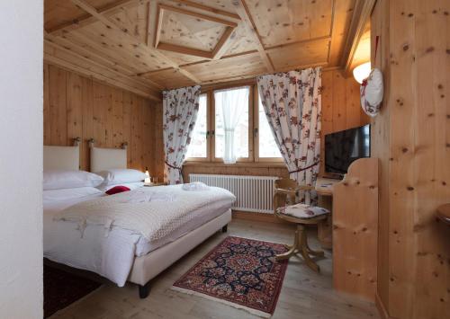 Posteľ alebo postele v izbe v ubytovaní Hotel Baita Fiorita