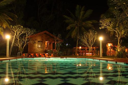 Bazén v ubytování Ypsylon Tourist Resort nebo v jeho okolí
