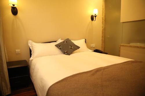 Postel nebo postele na pokoji v ubytování Soho Garden Hotel (Shanghai Huaihai Rd. Flagship)