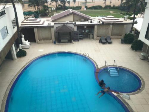 uma vista sobre uma grande piscina azul em Hotel Holiday Resort em Puri