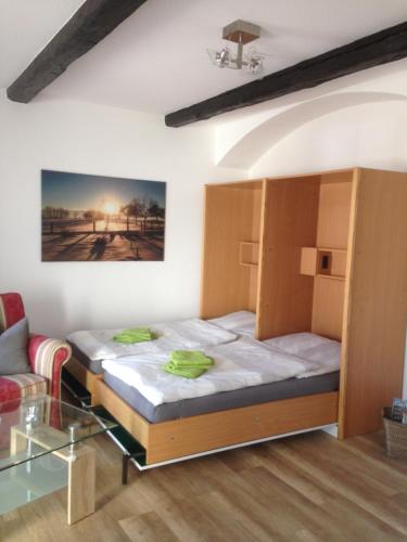 sypialnia z łóżkiem i kanapą w pokoju w obiekcie Ferienwohnung Zweinig 01 w mieście Zweinig