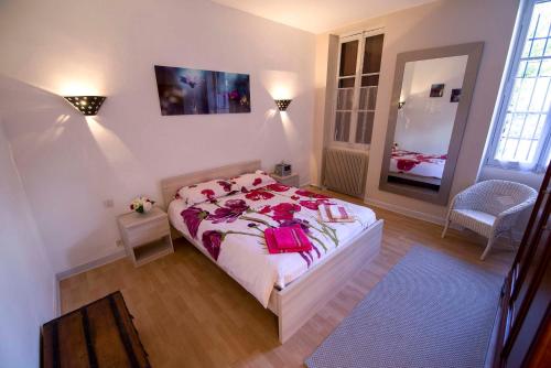 1 dormitorio con 1 cama con sábanas rosas y espejo en Maison Toulousaine avec jardin en Toulouse